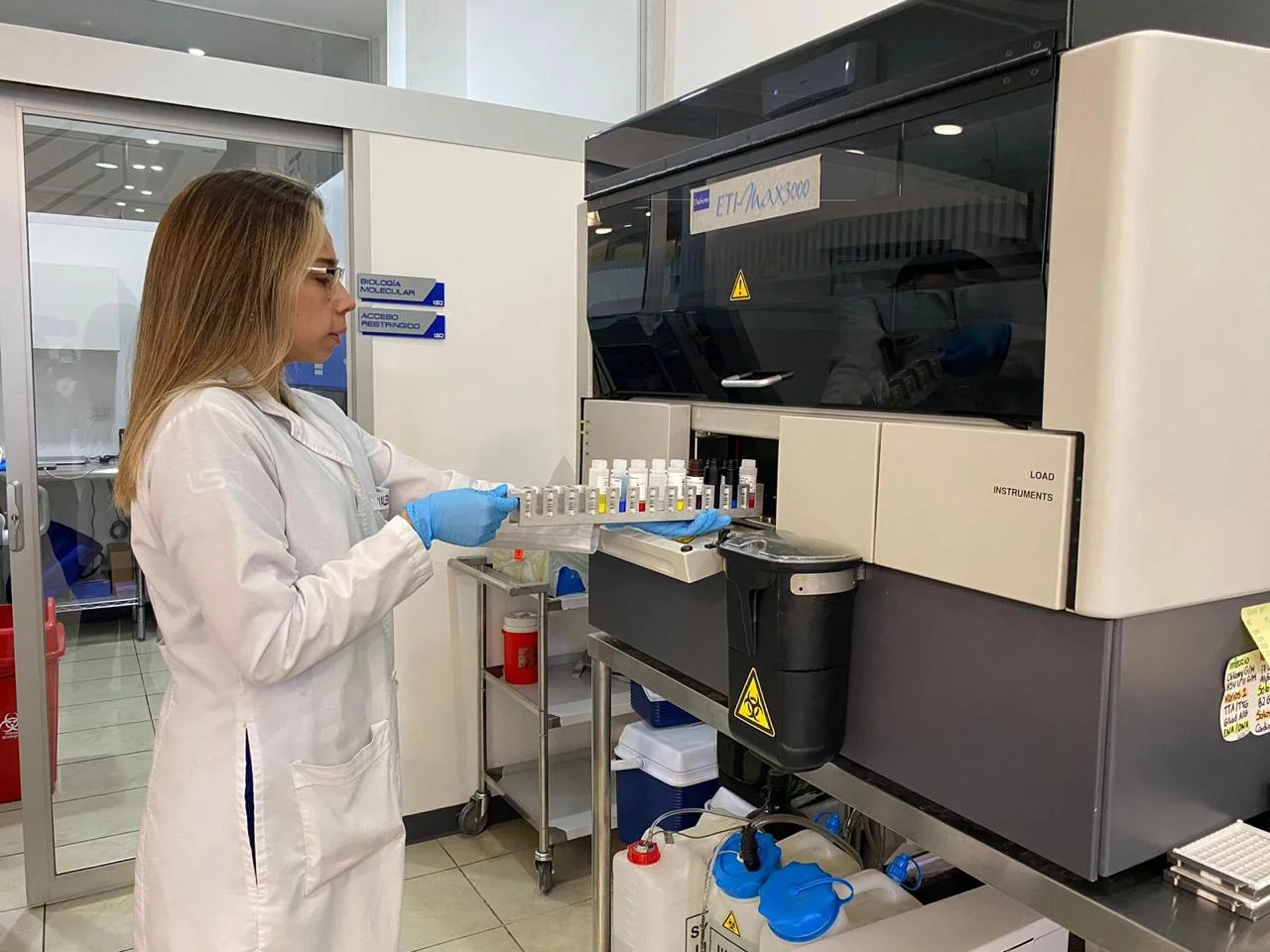 Diplomado de laboratorio clínico de BioMETRA Lab ingresando muestras en equipo ETI-Max