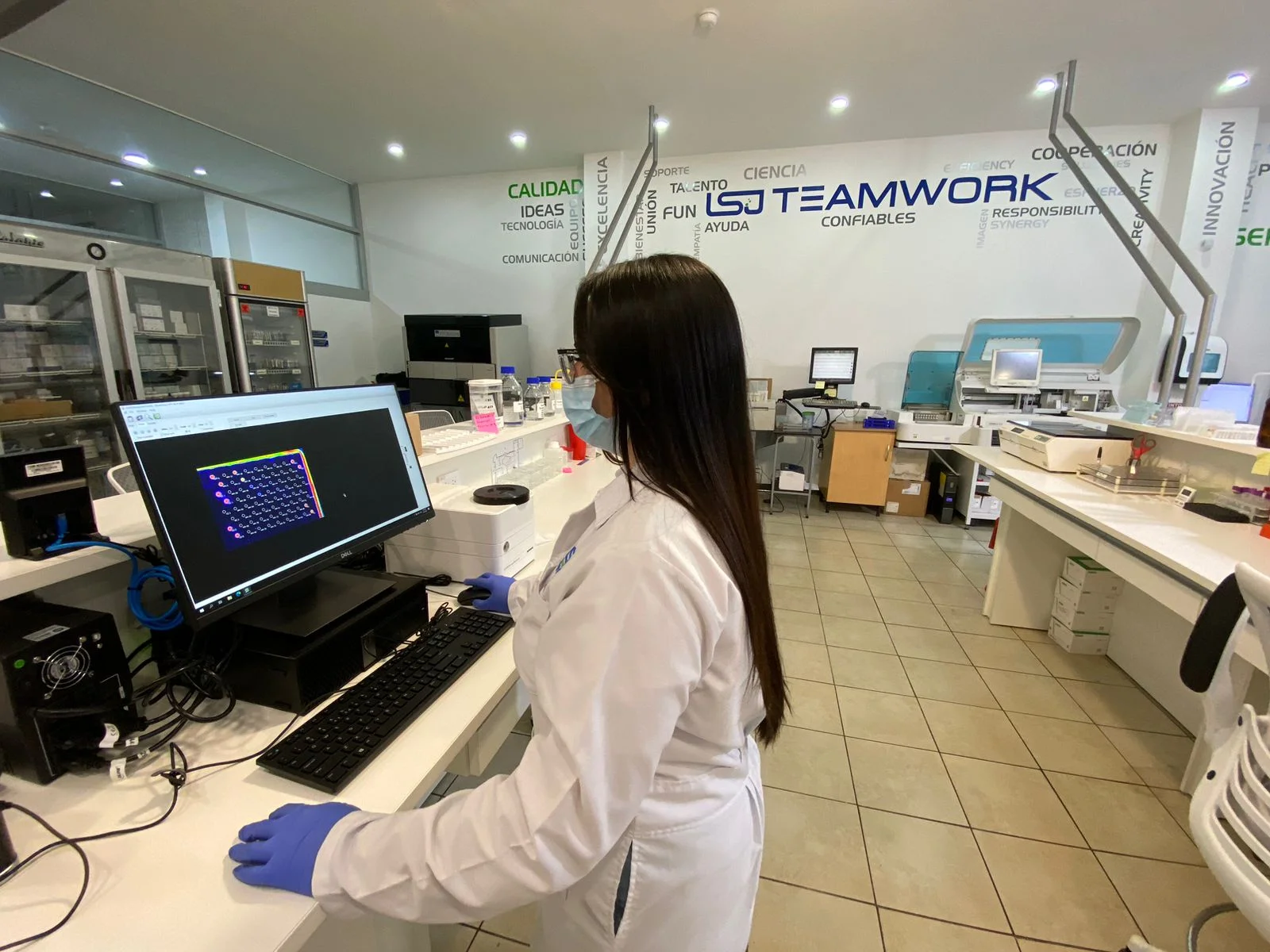 Doctora de BioMETRA Lab utilizando equipo de biología molecular